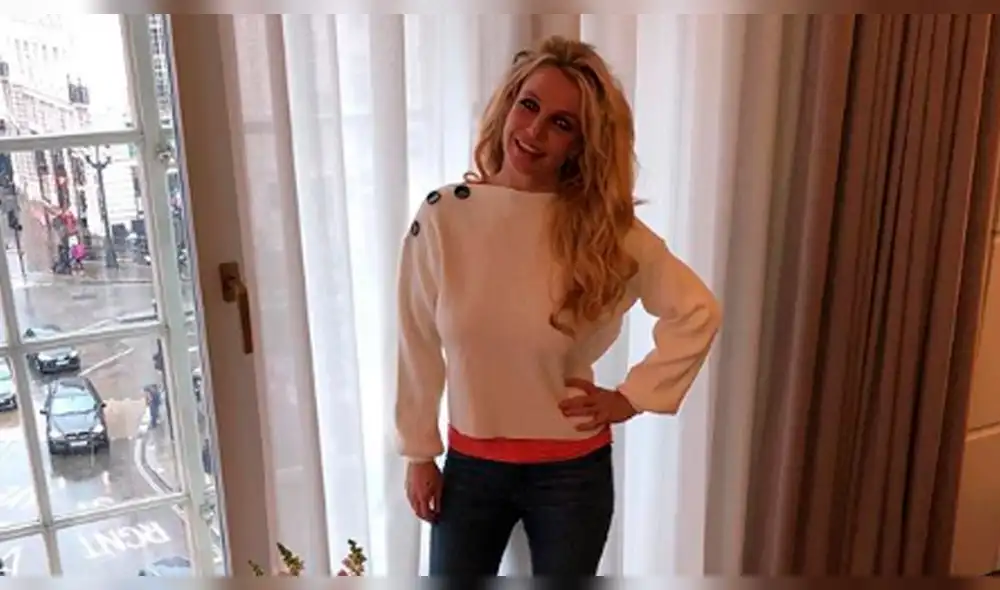 Britney Spears sorprende con sesión de yoga en bikini [VIDEO]