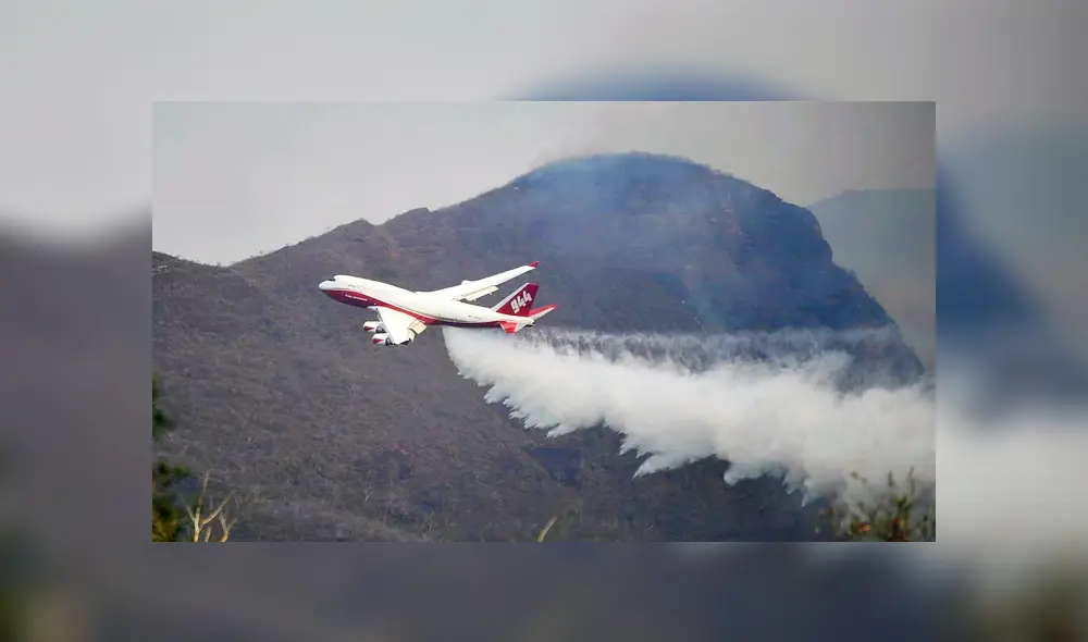Avión SuperTanker apaga incendios en Bolivia