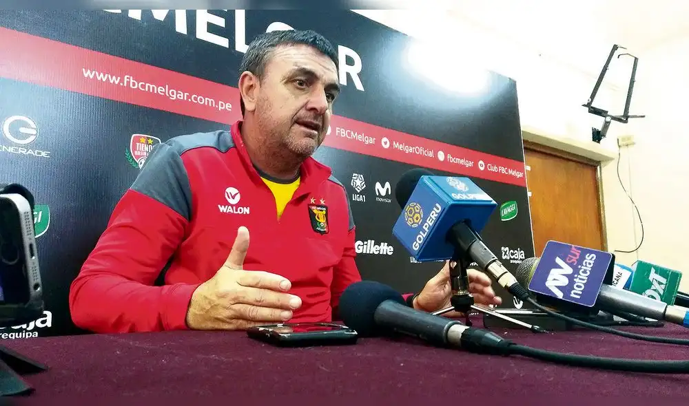 conferencia. Osella se reunió una vez más con la prensa, visita a Alianza Universidad.