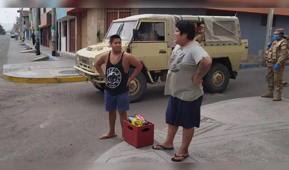 Ninguna de las dos personas portaba mascarilla para su protección personal. Ninguna de las dos personas portaba mascarilla para su protección personal.