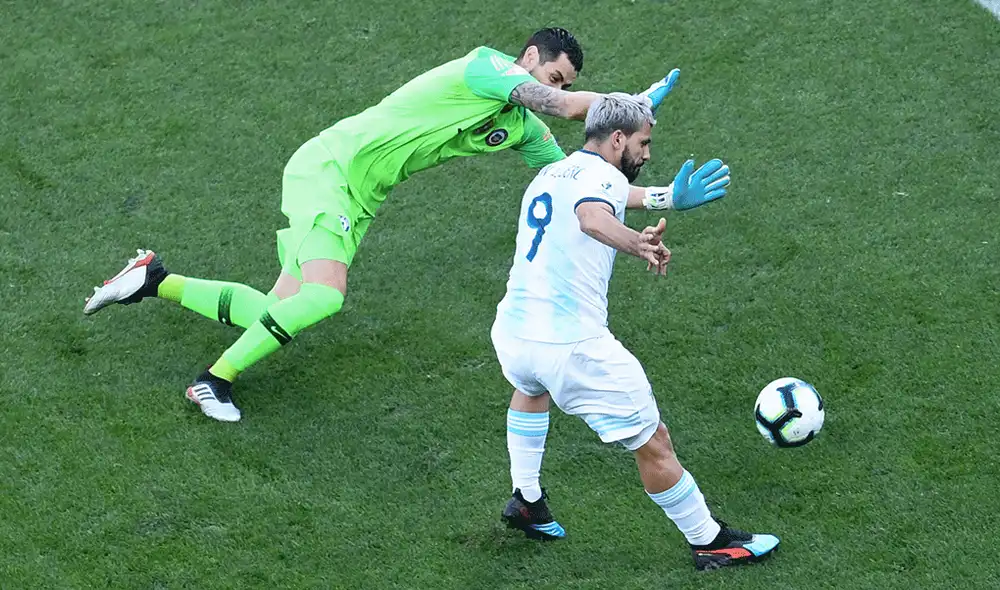 Sergio Agüero aprovechó un gran pase de Messi para anotar el 1-0 en el Argentina vs. Chile. | Foto: AFP