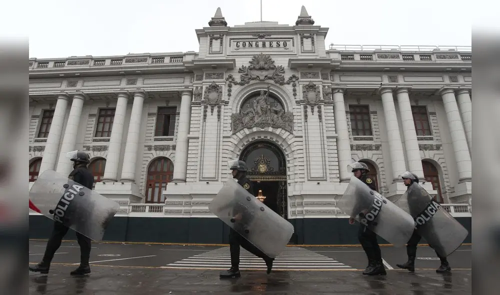 30.09.19 ALDAIR MEJIA 

EN LOS EXTERIORES DEL CONGRESO LA POLICIA NACIONAL PNP RESGUARDO EL FRONTIS DEL CONGRESO SOBRE EL INGRESO DE LAS CONGRESISTAS