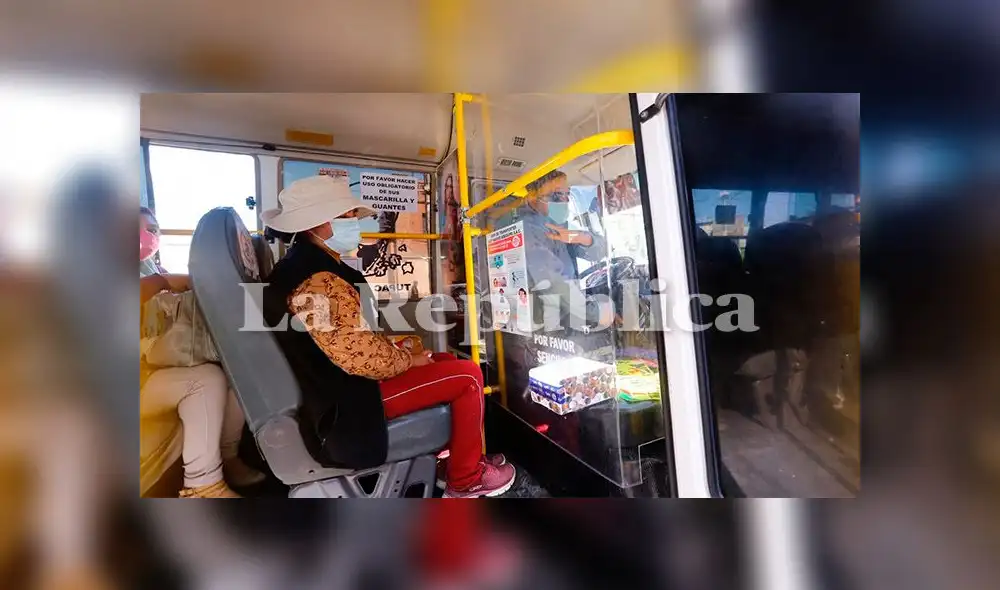 Transportistas tuvieron que implementar una barrera acrílica para evitar el contacto con pasajeros.