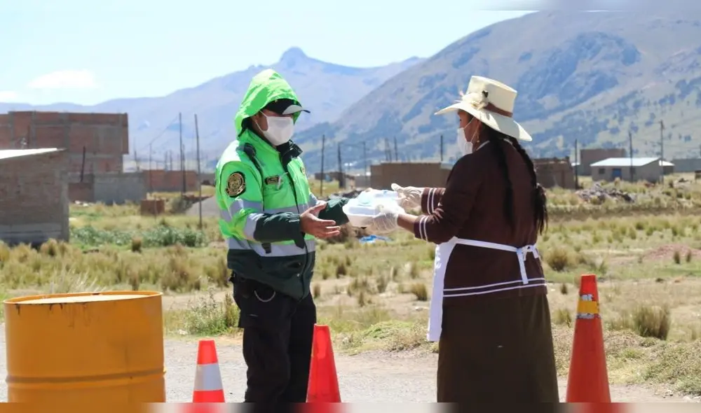 Puno. Doña Julia entregó alimentos al personal de las Fuerzas Armadas. Puno. Doña Julia entregó alimentos al personal de las Fuerzas Armadas.