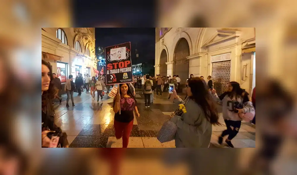 Manifestantes realizan plantón en plaza San Martín en rechazo a las condiciones laborales. Foto: GLR Manifestantes realizan plantón en plaza San Martín en rechazo a las condiciones laborales. Foto: GLR