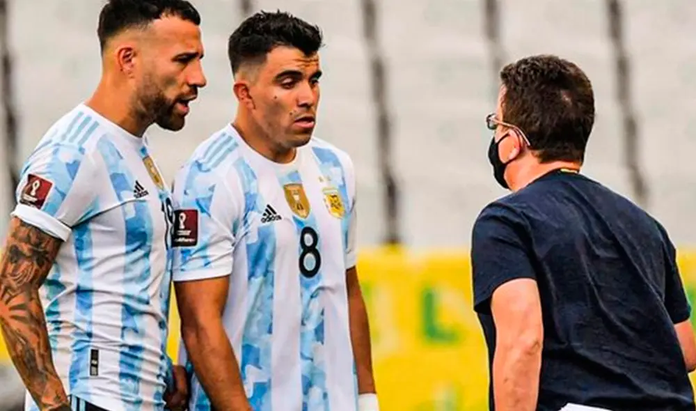 Otamendi y Acuña casi golpean a autoridad sanitaria brasileña. Foto: AFP