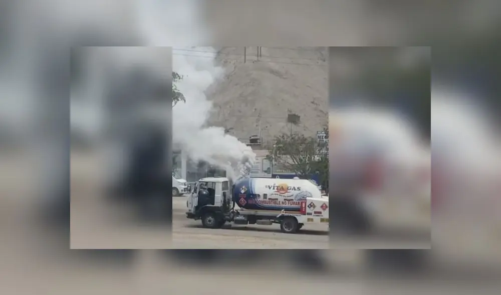 Al parecer una falla técnica produjo la salida del humo del motor de vehículo. Bomberos y policías controlaron la situación. (Foto: Difusión) Al parecer una falla técnica produjo la salida del humo del motor de vehículo. Bomberos y policías controlaron la situación. (Foto: Difusión)