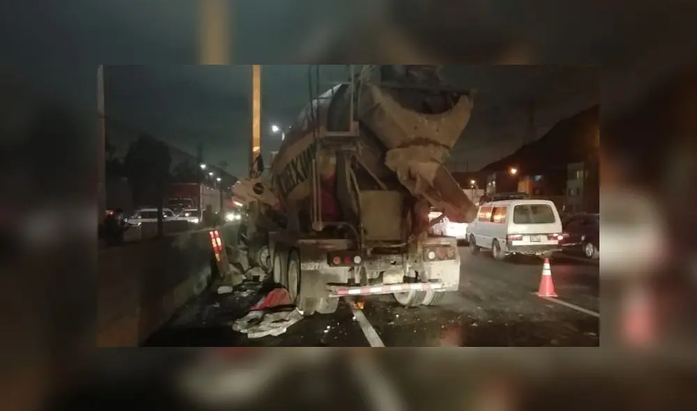 Vía de Evitamiento: camión choca contra puente peatonal y podría colapsar por daños severos Vía de Evitamiento: camión choca contra puente peatonal y podría colapsar por daños severos