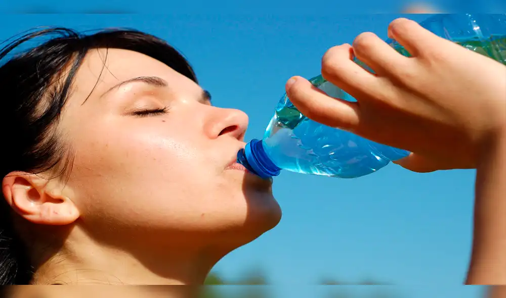 ¿Cuántos litros de agua debe tomar una persona al día?
