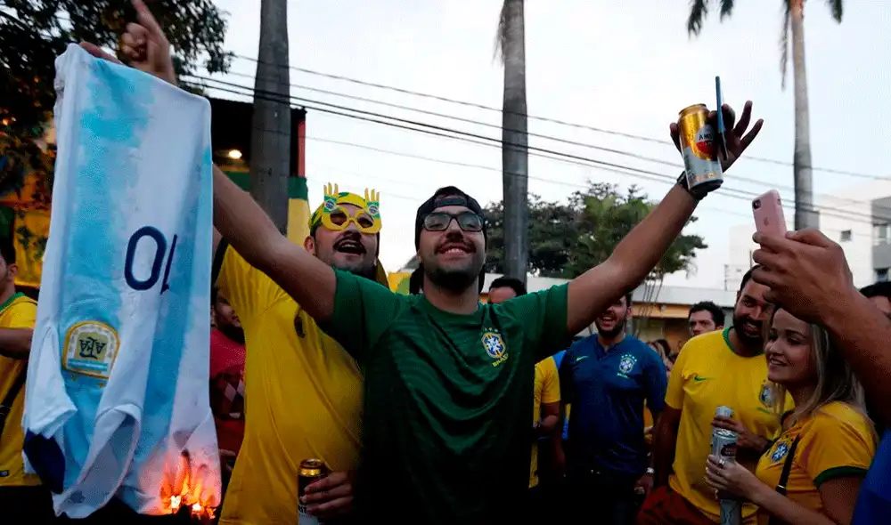 Hinchas brasileños quemaron la camiseta de Lionel Messi previo al Argentina vs. Brasil por la Copa América 2019. | Foto: AP Hinchas brasileños quemaron la camiseta de Lionel Messi previo al Argentina vs. Brasil por la Copa América 2019. | Foto: AP