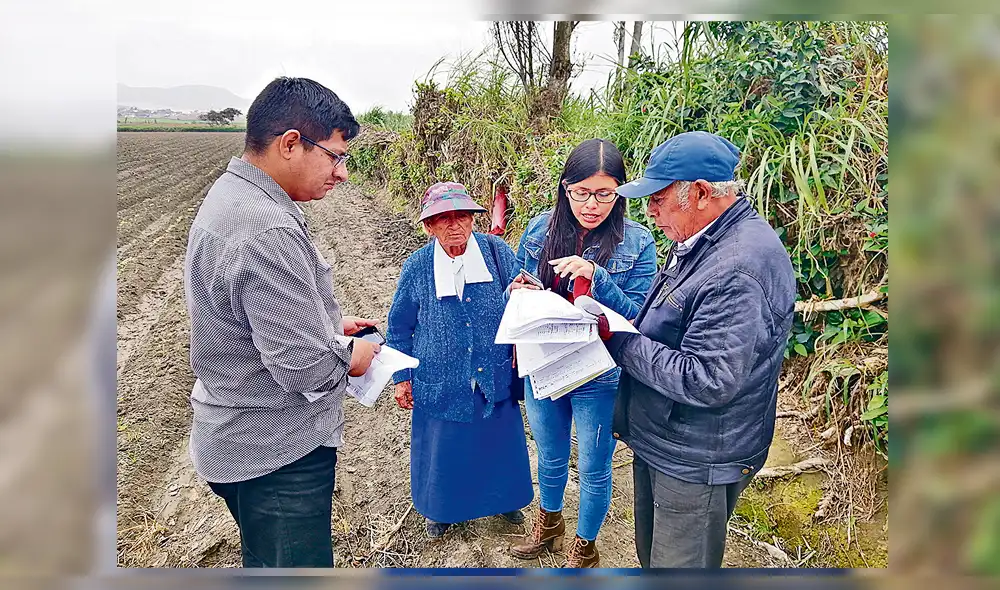 Compran tierras para vía.