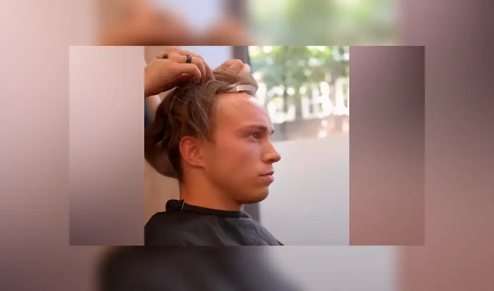 Desliza hacia la izquierda para ver el radical cambio de look de un hombre calvo. Desliza hacia la izquierda para ver el radical cambio de look de un hombre calvo.