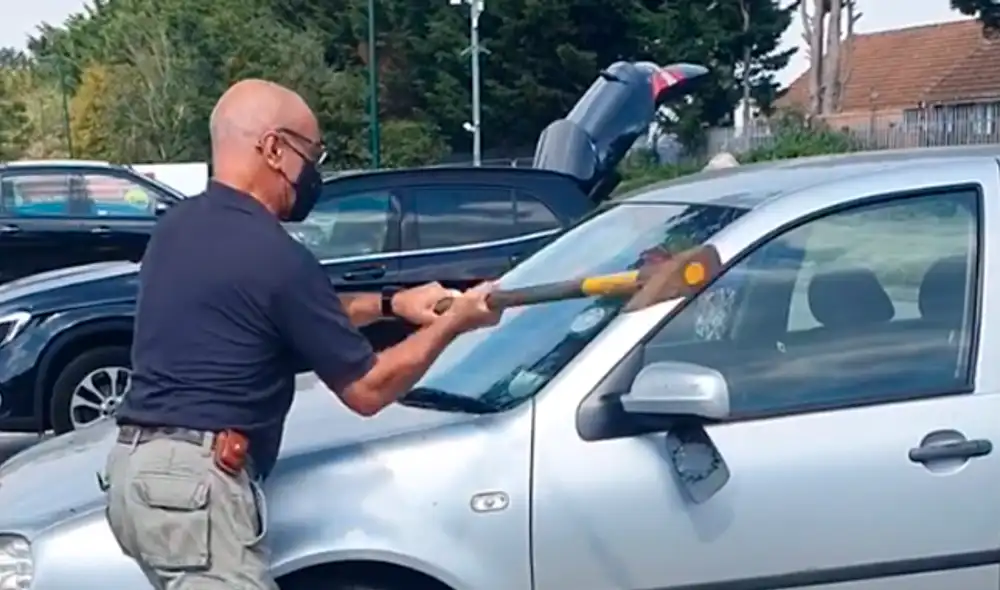 Un perro que se encontraba atrapado dentro de un auto en Inglaterra, fue rescatado por un transeunte. Captura: Facebook. Un perro que se encontraba atrapado dentro de un auto en Inglaterra, fue rescatado por un transeunte. Captura: Facebook.