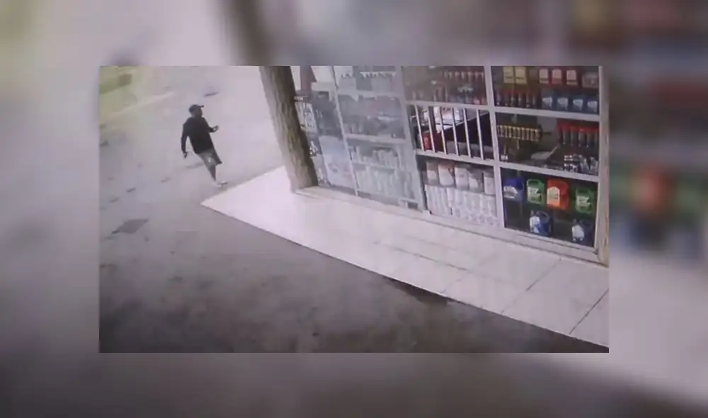 Accionar de individuo fue registrado por las cámaras de seguridad de locales. (Foto: Captura de video / Latina Noticias) Accionar de individuo fue registrado por las cámaras de seguridad de locales. (Foto: Captura de video / Latina Noticias)