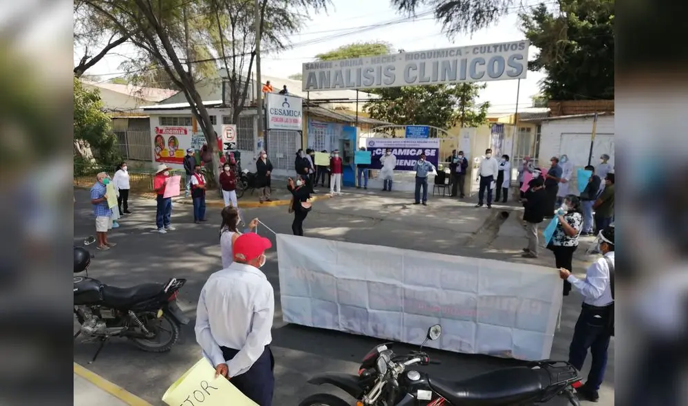 Personal de Salud protesta en exteriores de Cesamica. (Foto: República)