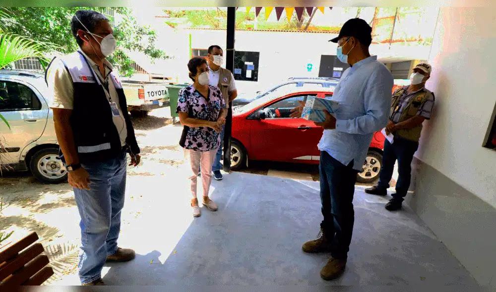 Donan mascarillas en centro de salud de Piura.