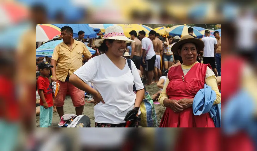 Agua Dulce se vio repleta de personas, quienes llegaron con sombrillas y muchas ganas de pasar el primer día del año. (Foto: Jorge Cerdán / La República)