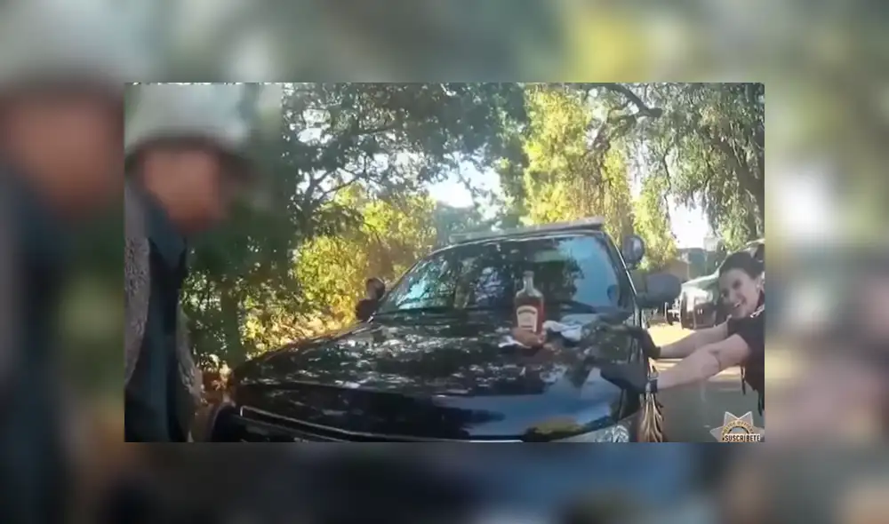 La graciosa reacción de la mujer por la intempestiva aparición del reptil desató más de una carcajada en sus compañeros y se ha hecho viral en YouTube