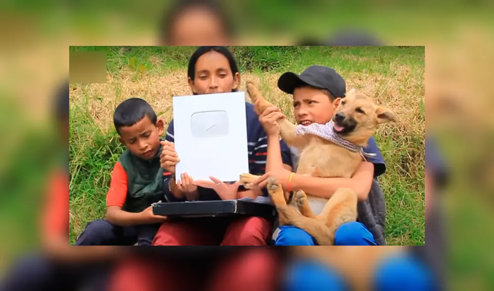 Nubia y sus dos hijos recibieron el botón plateado de YouTube y lo celebraron con un sancocho campesino. Foto: Captura/YouTube