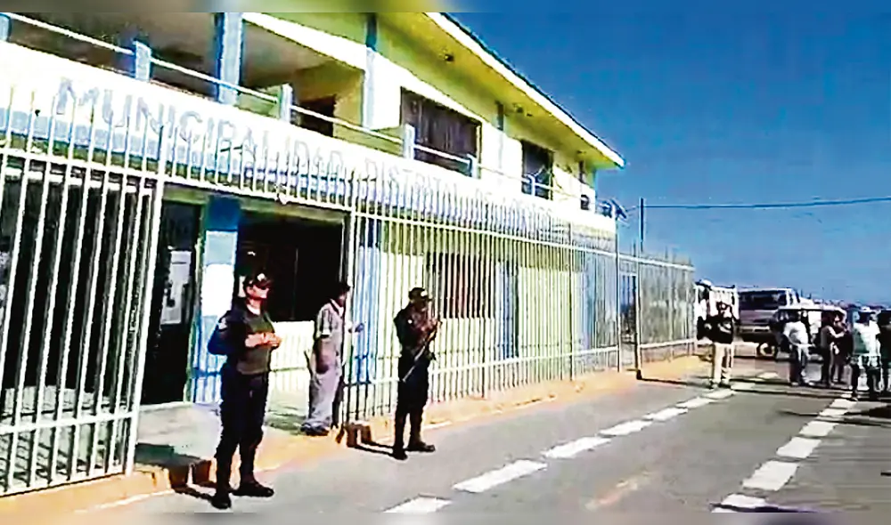 Resguardo. Efectivos de la PNP resguardan los exteriores de la municipalidad de Lobitos, tras incendio del 1 de enero. Resguardo. Efectivos de la PNP resguardan los exteriores de la municipalidad de Lobitos, tras incendio del 1 de enero.