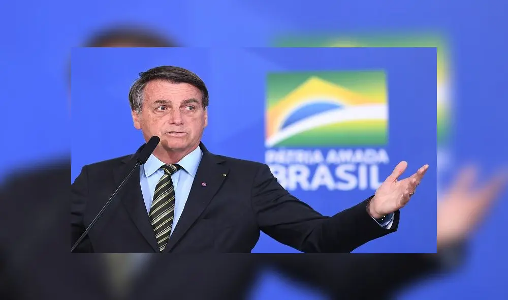 Brazilian President Jair Bolsonaro delivers a speech during the event "Brazil beating COVID-19" at Planalto Palace in Brasilia, on August 24, 2020. - Brazilian President Jair Bolsonaro threatened on Sunday a journalist who questioned him about the first lady's alleged participation in an illegal payment scheme. (Photo by EVARISTO SA / AFP) Brazilian President Jair Bolsonaro delivers a speech during the event "Brazil beating COVID-19" at Planalto Palace in Brasilia, on August 24, 2020. - Brazilian President Jair Bolsonaro threatened on Sunday a journalist who questioned him about the first lady's alleged participation in an illegal payment scheme. (Photo by EVARISTO SA / AFP)