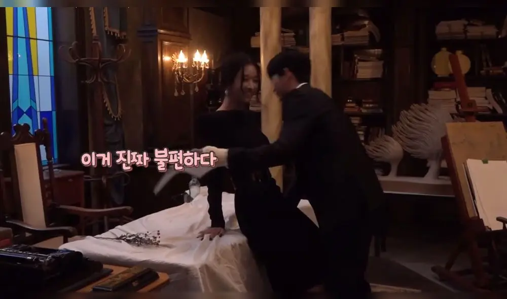 Desliza para ver más fotos de Kim Soo Hyun y Seo Ye Ji en It's okay to not be okay. Créditos: tvN