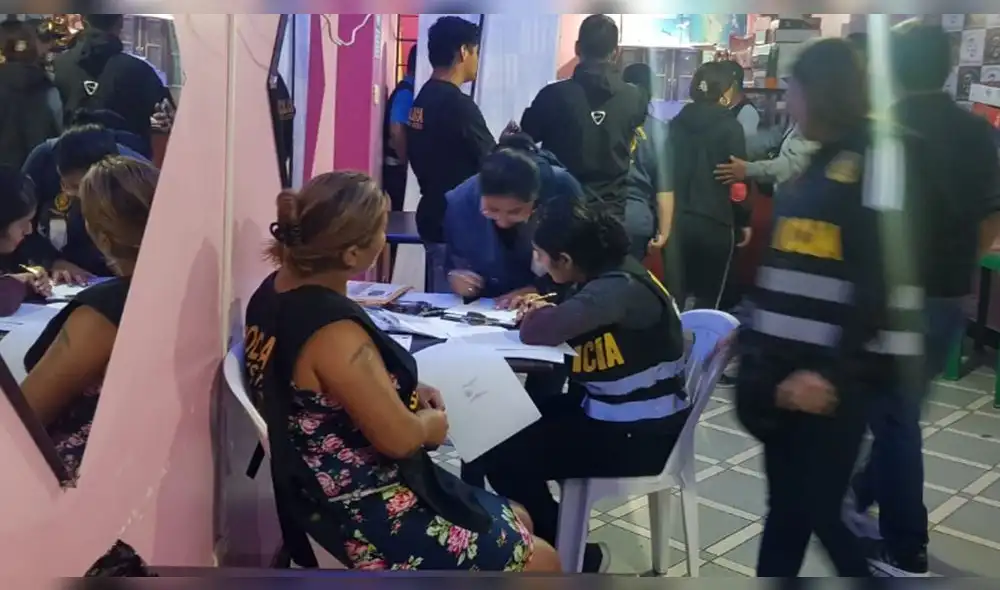 En una cevichería que funcionaba como bar por las noches, se detuvo a una mujer, se intervino a tres presuntas meretrices y se rescató a tres menores de edad. (Foto: PNP) En una cevichería que funcionaba como bar por las noches, se detuvo a una mujer, se intervino a tres presuntas meretrices y se rescató a tres menores de edad. (Foto: PNP)