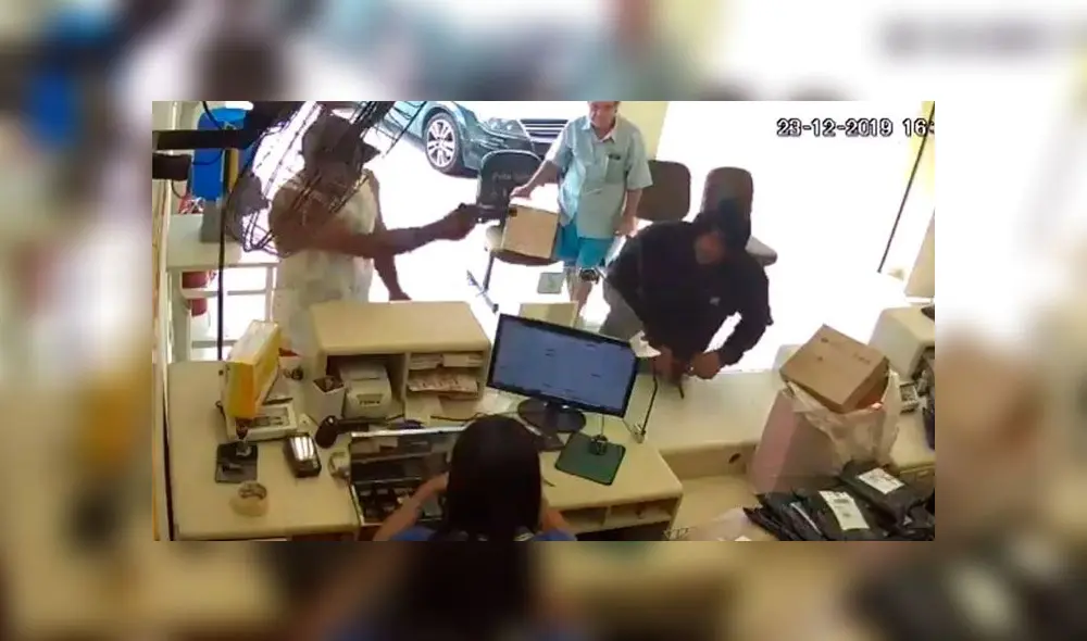 ¿Héroe o asesino? Un cliente aprovechó la distracción de un delincuente que irrumpió un negocio para robar las ganancias del día y le disparó a quemarropa hasta matarlo. (Foto: Captura)