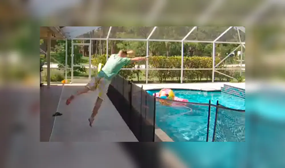 El hombre no lo pensó dos veces y saltó para rescatar a su bebé que se estaba ahogando. Foto: captura El hombre no lo pensó dos veces y saltó para rescatar a su bebé que se estaba ahogando. Foto: captura
