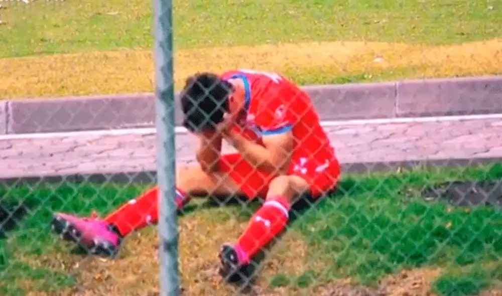 El gesto de niño con futbolista expulsado en el Universidad Católica vs. Sporting Cristal. El gesto de niño con futbolista expulsado en el Universidad Católica vs. Sporting Cristal.