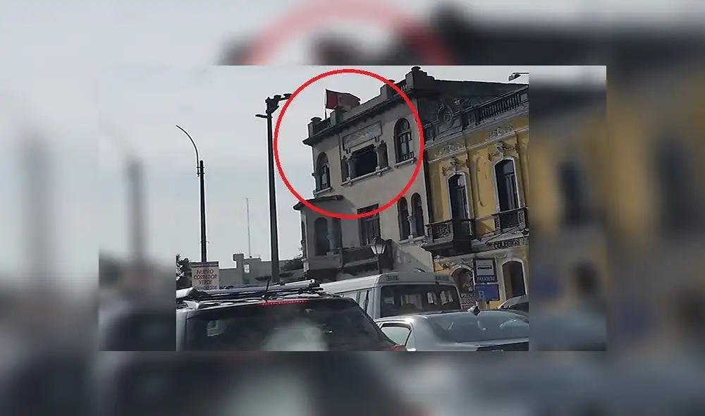 #YoDenuncio: bandera en mal estado luce en casona de la plaza Bolognesi #YoDenuncio: bandera en mal estado luce en casona de la plaza Bolognesi