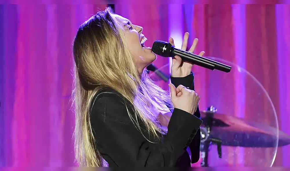 Miley Cyrus posa desnuda para promocionar concierto [VIDEO]