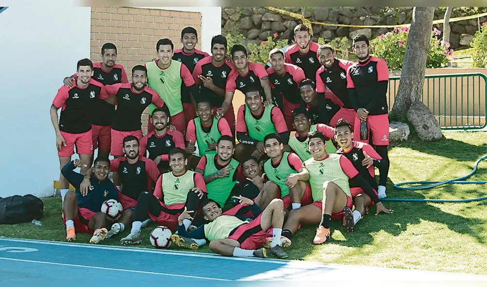 Todos juntos. Hay gran ambiente de confraternidad en el FBC Melgar, que no detiene sus entrenamientos de preparación. Todos juntos. Hay gran ambiente de confraternidad en el FBC Melgar, que no detiene sus entrenamientos de preparación.
