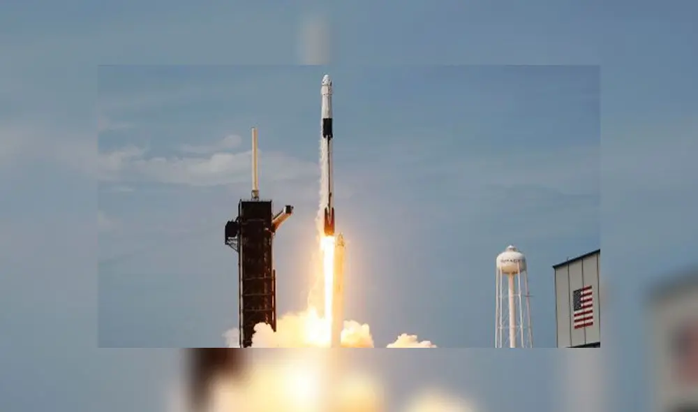 Momento en el que el cohete Falcon 9 despega desde el Centro Espacial Kennedy. Foto: AFP. Momento en el que el cohete Falcon 9 despega desde el Centro Espacial Kennedy. Foto: AFP.
