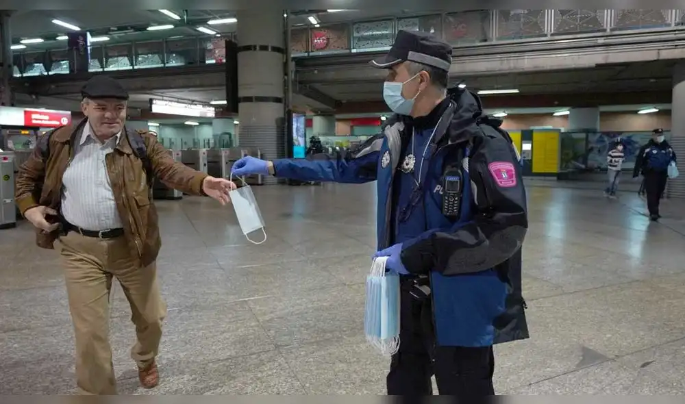Se repartió mascarillas en el metro de España luego del regreso de los trabajos no esenciales. Foto: Internet.