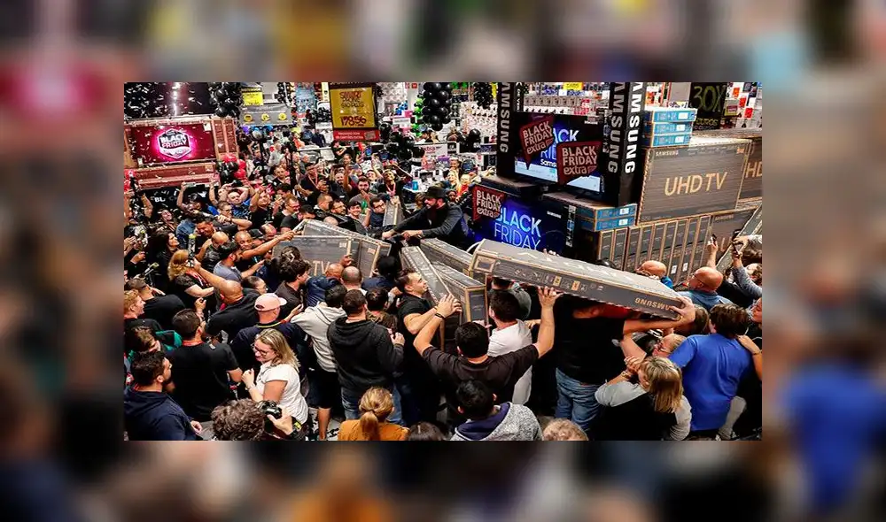Decenas de personas compraron televisores, incluso, desde el jueves en una campaña de descuentos previa al 'Black Friday' en Sao Paulo. Foto: EFE