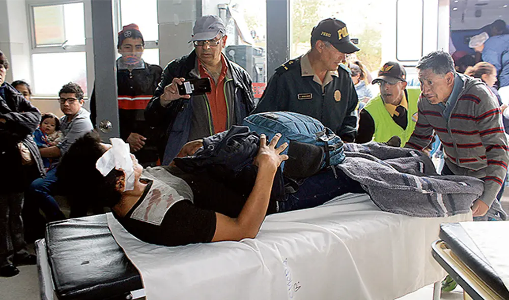 Bus rueda a un abismo y mueren 23 personas Bus rueda a un abismo y mueren 23 personas