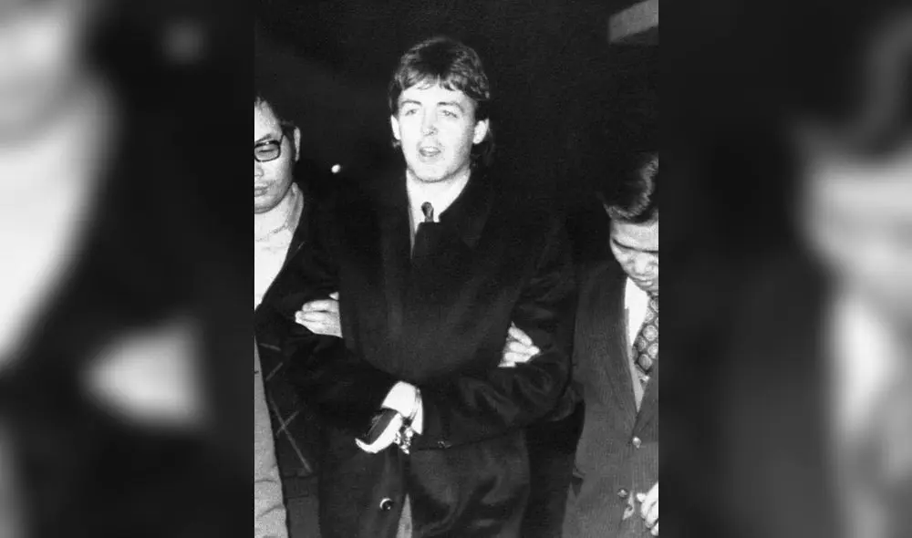 Paul McCartney esposado por la policía de Japón en 1980. Foto: AP/Infobae. Paul McCartney esposado por la policía de Japón en 1980. Foto: AP/Infobae.