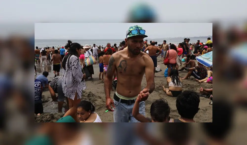 Agua Dulce se vio repleta de personas, quienes llegaron con sombrillas y muchas ganas de pasar el primer día del año. (Foto: Jorge Cerdán / La República)