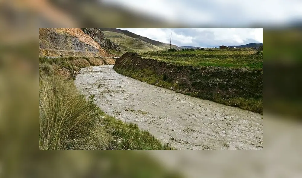 Sustancias ingresan al río. Sustancias ingresan al río.