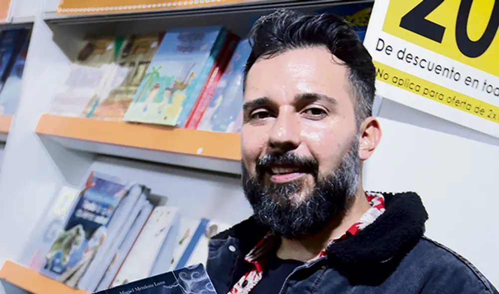 Lima. Miguel Mendoza Luna con su última novela juvenil, Atrapados en el aeropuerto.