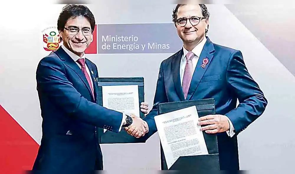 ACUERDO POR GAS. Benavente y ministro Francisco Ísmodes suscribieron acuerdo.