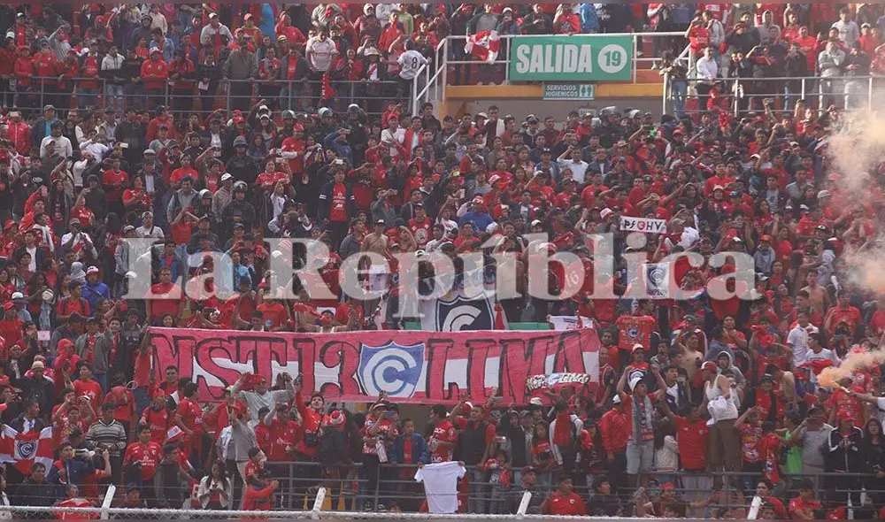 Una locura se vivió en las tribunas del estadio Inca Garcilaso de la Vega en Cusco.