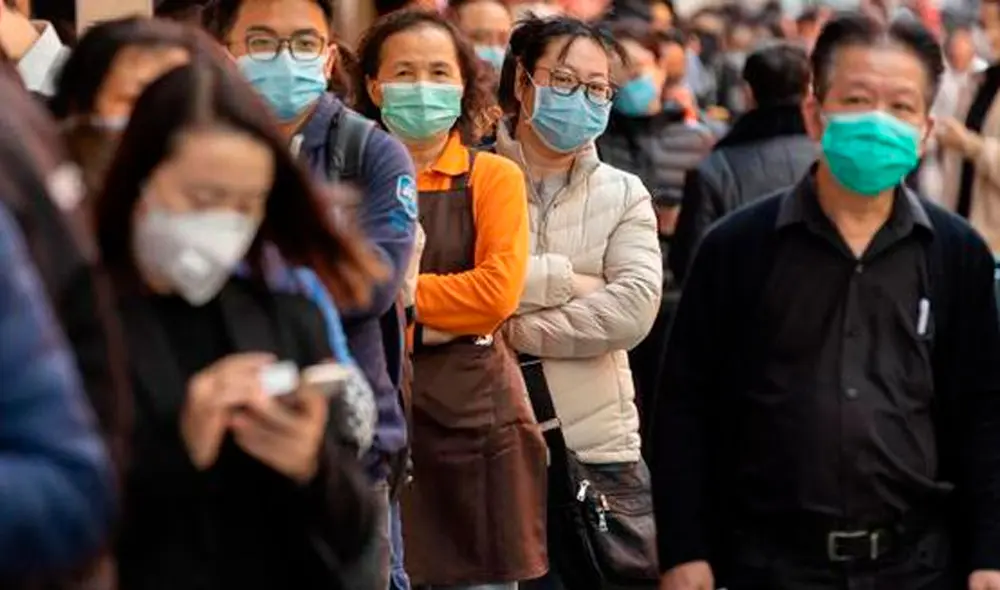 Maria Van Kerkhove, directora técnica de la OMS, muestra que solo el 10% de la población tiene evidencia de haber sido infectadas. Foto: AFP