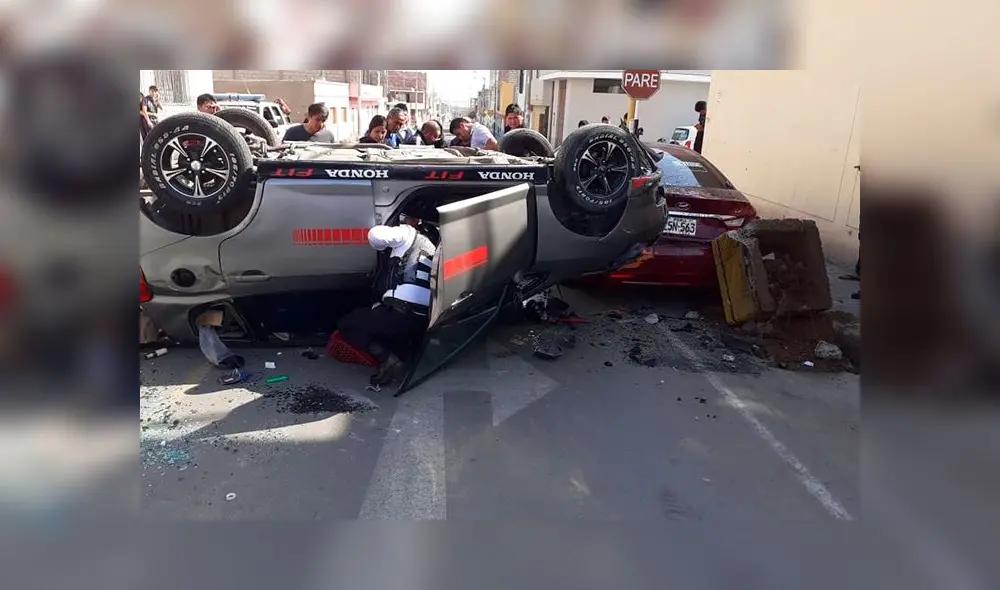 Vehículo terminó con las llantas hacia arriba, mientras que el conductor estaba atrapado. Vehículo terminó con las llantas hacia arriba, mientras que el conductor estaba atrapado.