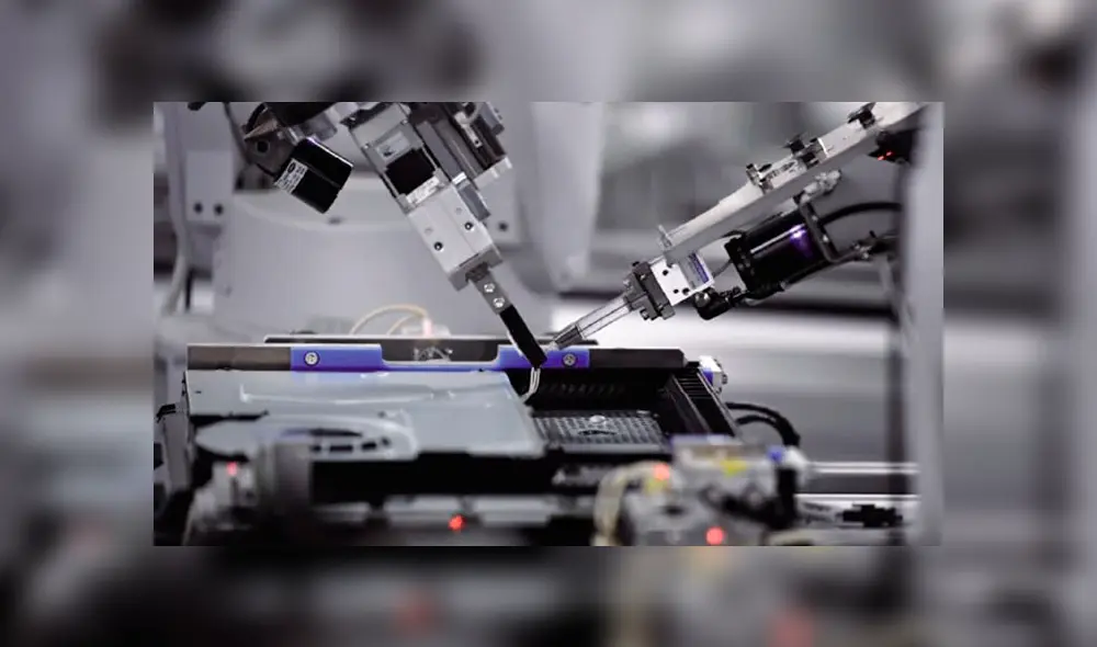 26 Robots en la planta de fabricación de Sony se encargan de manipular piezas pequeñas y cables delicados para ensamblar una PS4. Foto: Nikkei Asian Review.