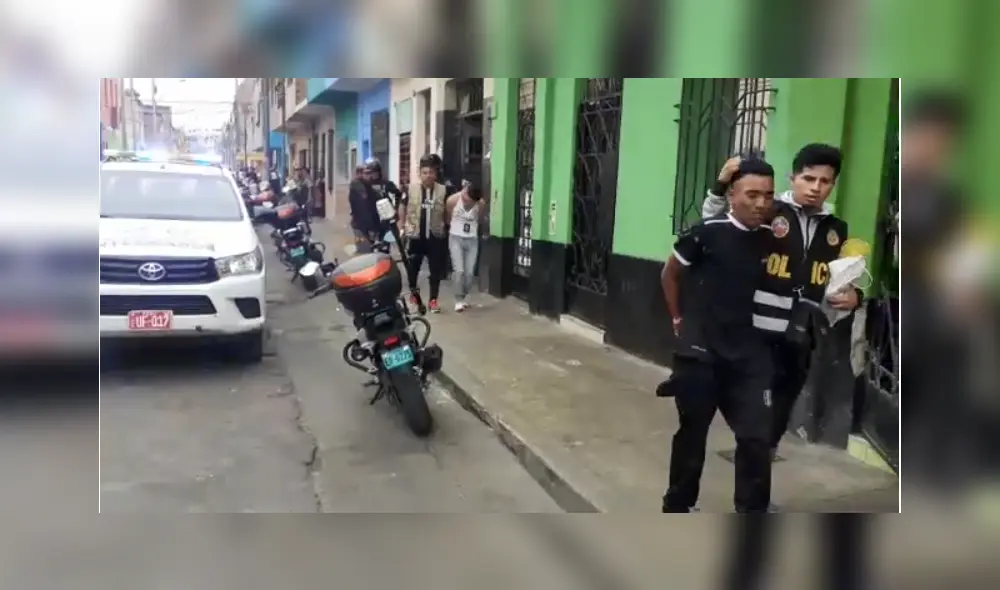 Policía detiene a diez personas, entre ellas dos menores de edad, que se dedicaban al comercio de drogas. Foto: Captura de video