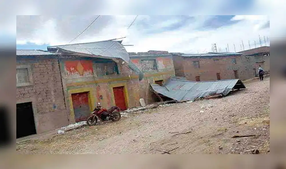 daños. Vientos provocaron desprendimiento de techo.