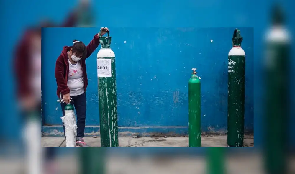 Personas esperan horas para llenar oxígeno para sus familiares que sufren esta pandemia . Fotos: Aldair Mejía/La República.