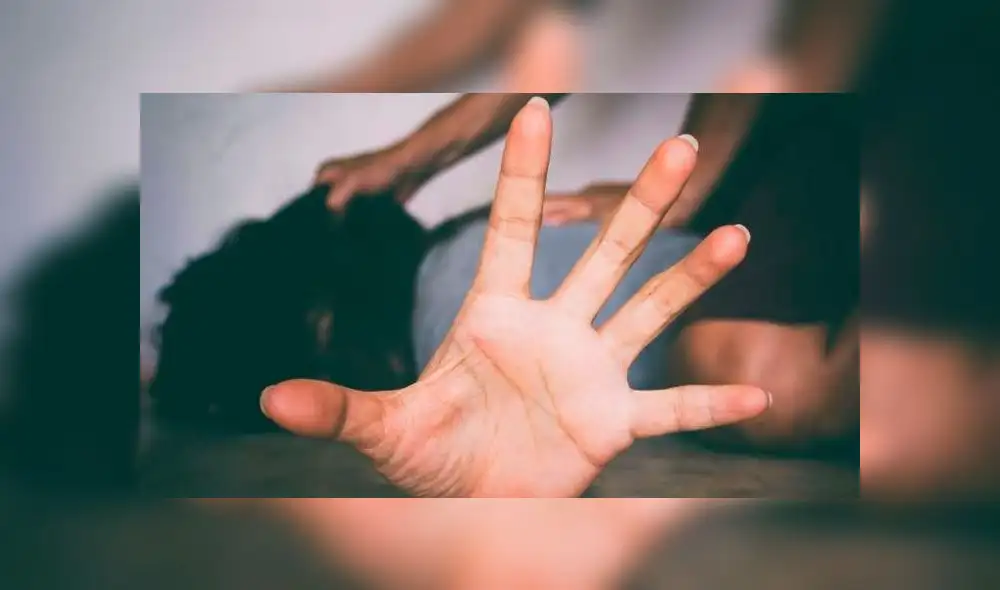 La mujer estaba junto a su hijo de cuatro años. La mujer estaba junto a su hijo de cuatro años.